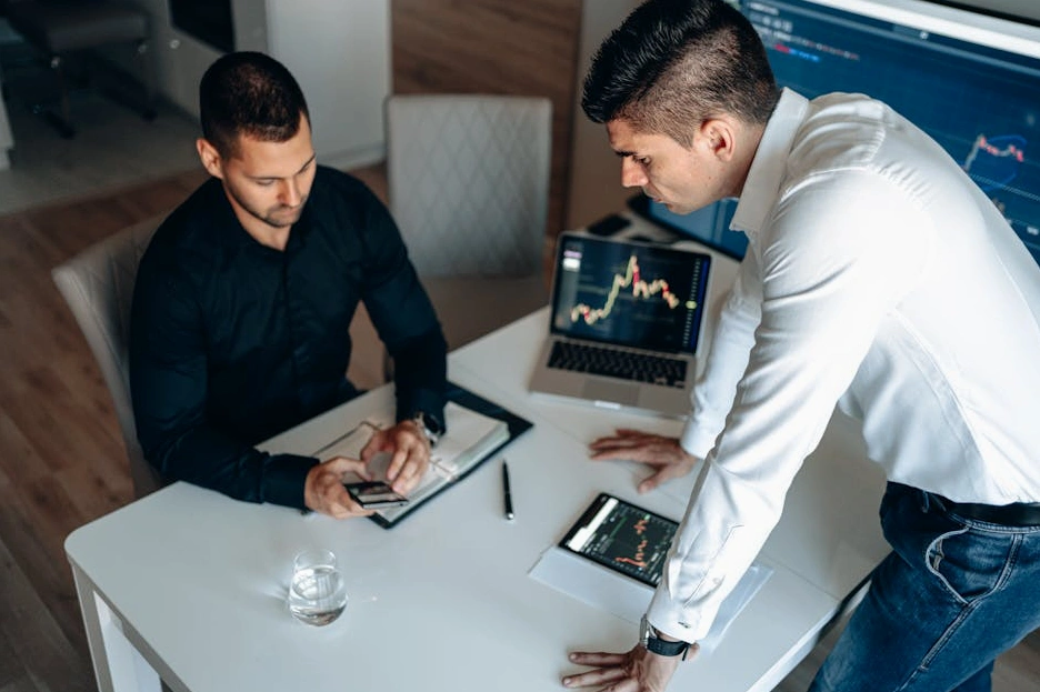 Profesionál analyzující finanční grafy na moderním tabletu